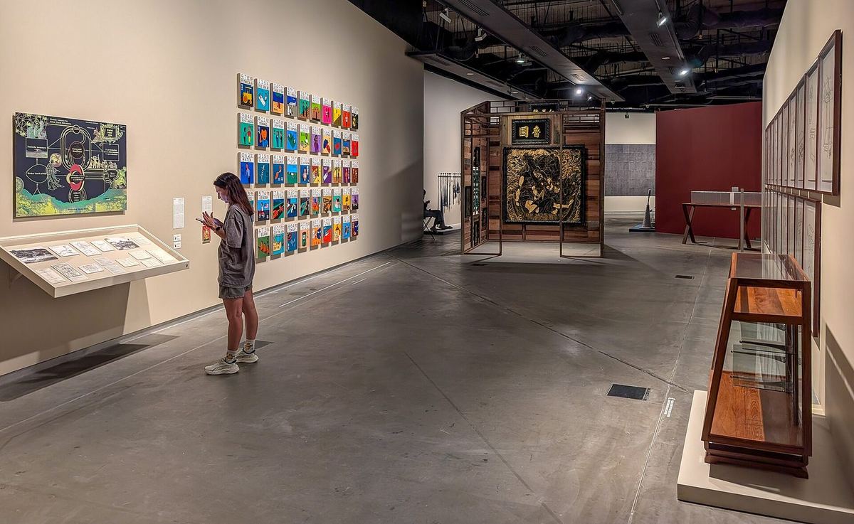 Ruang pameran dengan karya seni yang dipajang di dalam Ilham Gallery, Kuala Lumpur