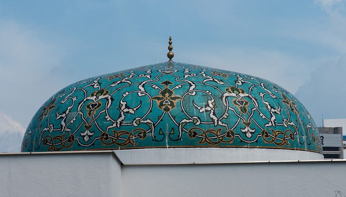 Kubah berlapis ubin pirus di atap Museum Seni Islam Malaysia, Kuala Lumpur