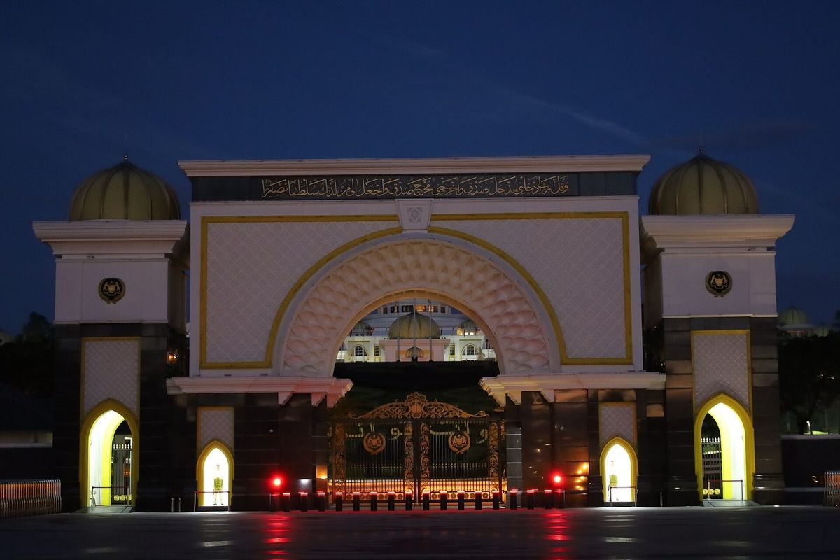 Gerbang utama Istana Negara, istana nasional di Kuala Lumpur, diterangi lampu saat senja