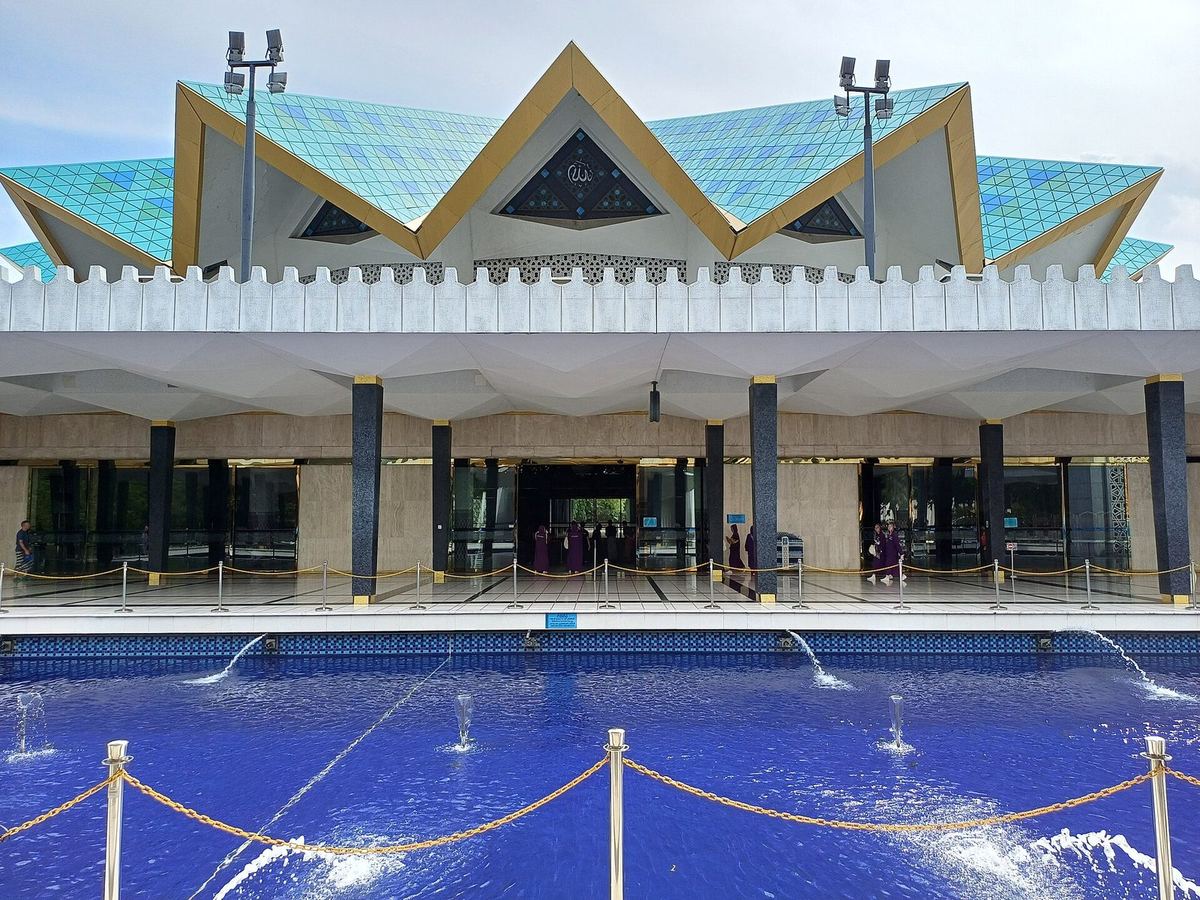 Atap pelat lipat dan kolam pantul Masjid Negara (Masjid Nasional), Kuala Lumpur