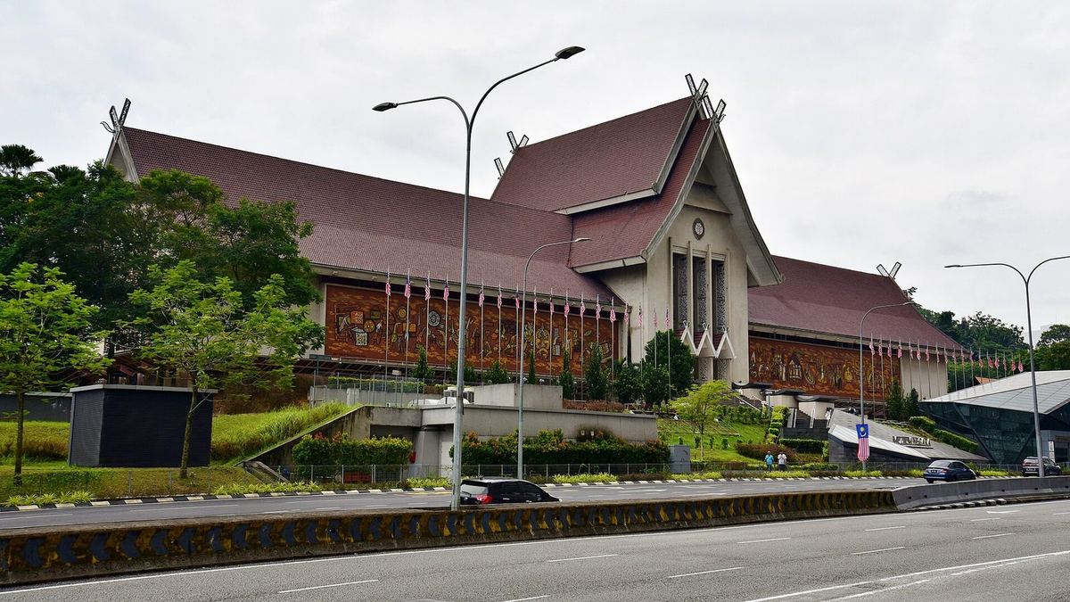 Atap bergaya Melayu dan fasad bermural Museum Nasional (Muzium Negara), Kuala Lumpur