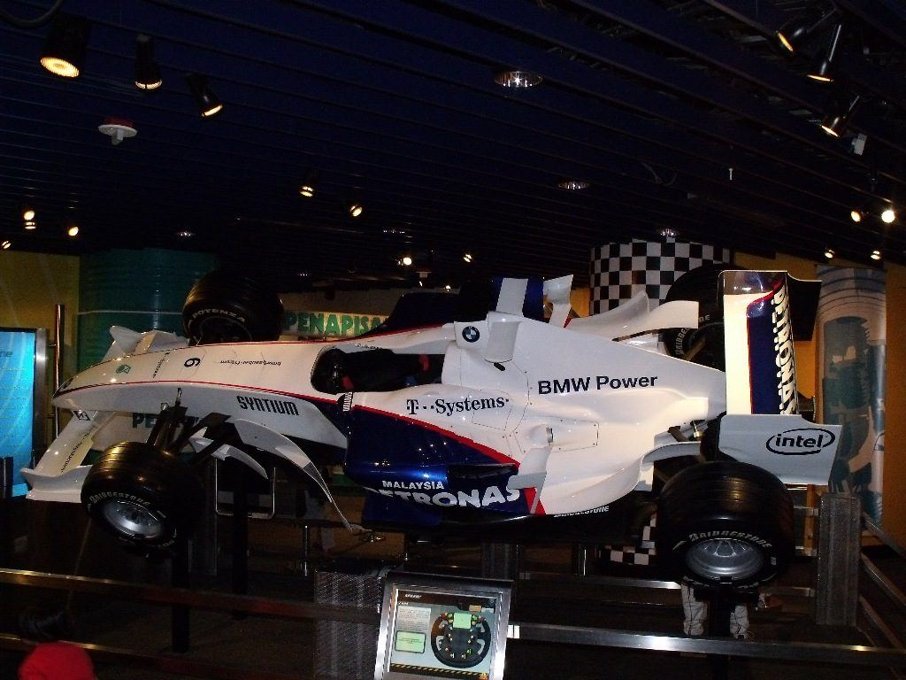 Pameran mobil Formula One di dalam Petrosains, The Discovery Centre di Suria KLCC, Kuala Lumpur