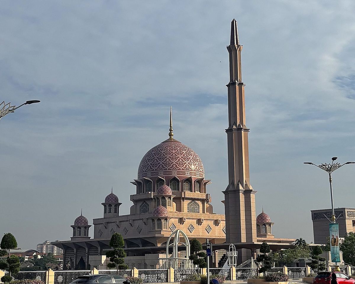 Kubah merah muda dan menara Masjid Putra di Putrajaya, tujuan wisata sehari dari Kuala Lumpur
