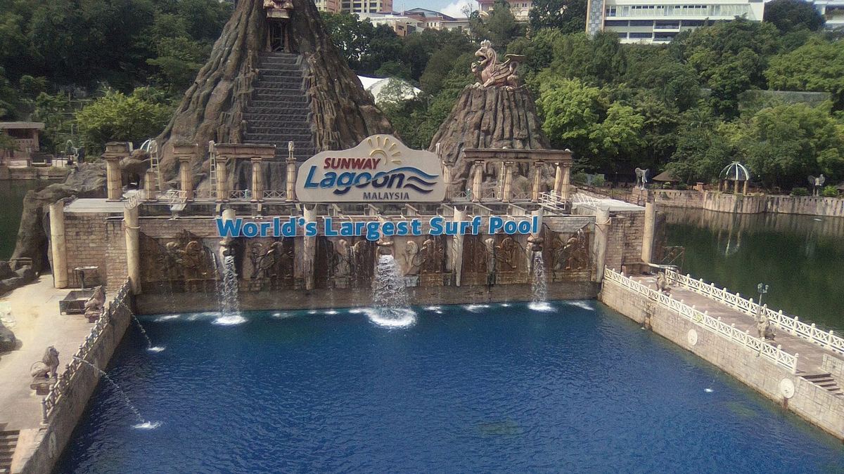 Papan nama Sunway Lagoon dan fitur air di depan kolam selancar, Bandar Sunway dekat Kuala Lumpur