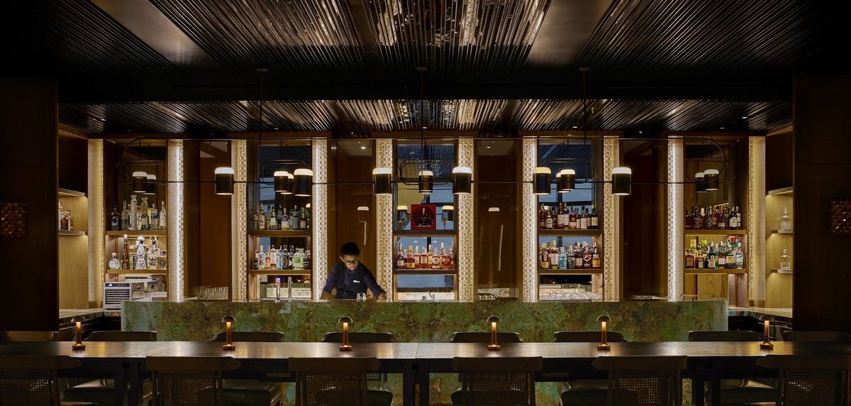 默迪卡118大楼Park Hyatt Kuala Lumpur 75楼Cacao Mixology & Chocolate的吧台与酒架