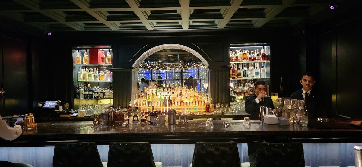 吉隆坡Jalan Ampang Avenue K内Frank's Bar的拱形酒架与调酒师