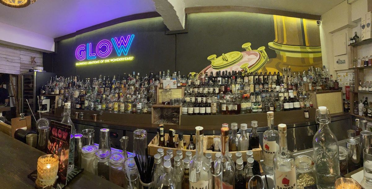 吉隆坡Bukit Damansara Plaza Damansara的JungleBird酒架与霓虹招牌