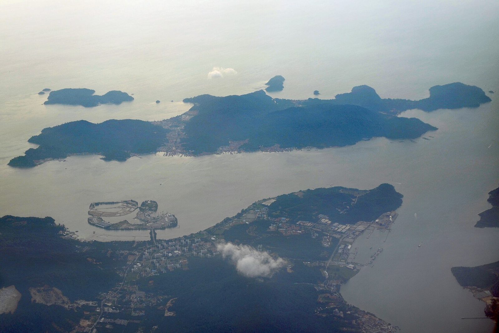 邦咯岛及其周围小岛的鸟瞰图，隔着海峡与Lumut和Marina Island相望