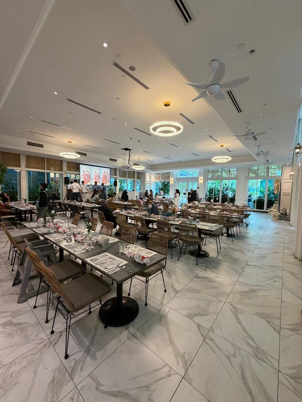 吉隆坡Bangsar South的Botanica+Co明亮的用餐大厅与长桌