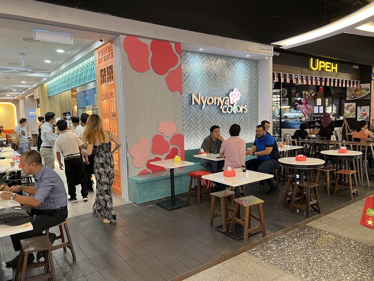 谷中城 The Gardens Mall 地下低层的 Nyonya Colors 店面和用餐区