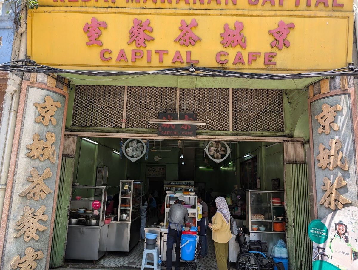 吉隆坡 213 Jalan Tuanku Abdul Rahman 挂着黄色招牌的 Capital Cafe 店面