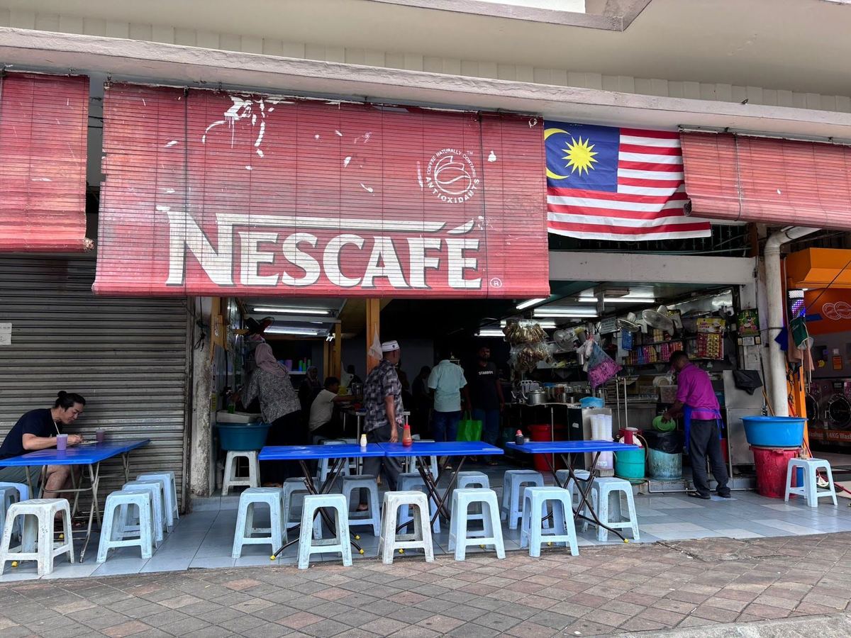 吉隆坡 Jalan Masjid India 旁 Selangor Mansion 的开放式 Mansion Tea Stall，挂着红色遮阳帘