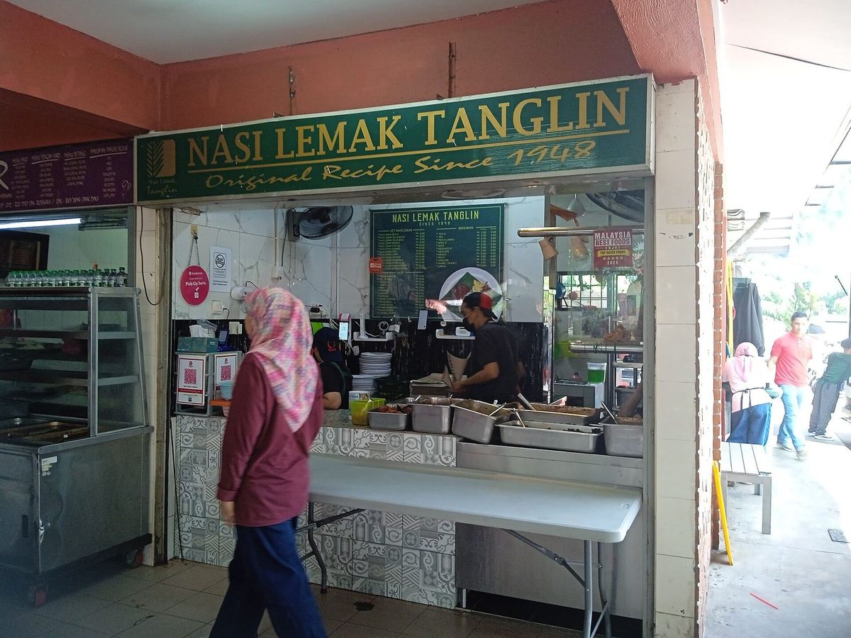 Kaunter gerai dan papan tanda Nasi Lemak Tanglin di medan selera Tanglin, Kuala Lumpur