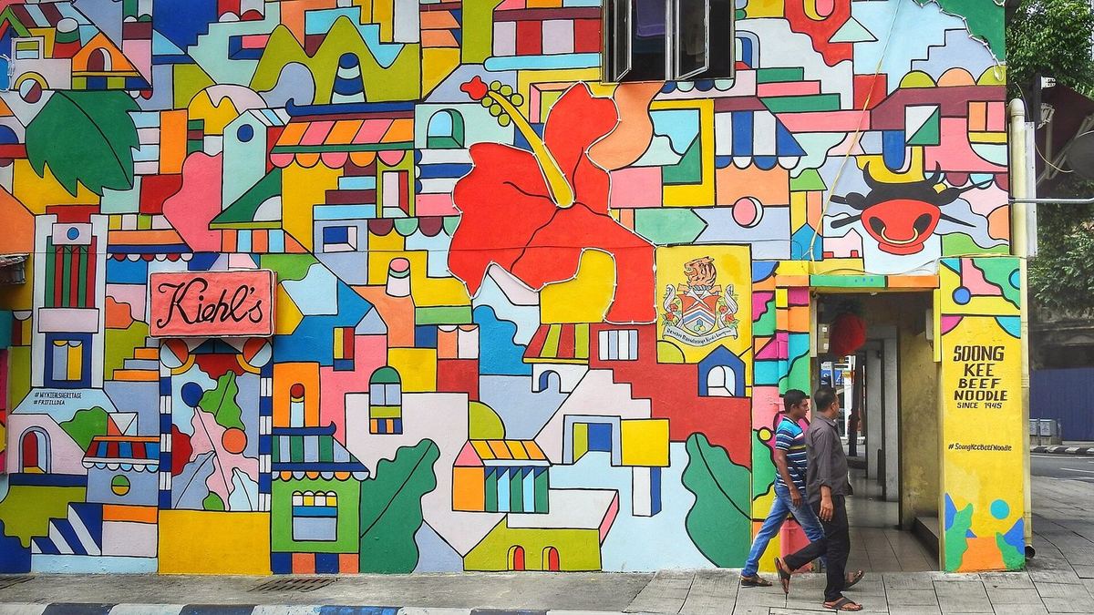 Dinding mural berwarna-warni dan pintu masuk Soong Kee Beef Noodle di Chinatown, Kuala Lumpur