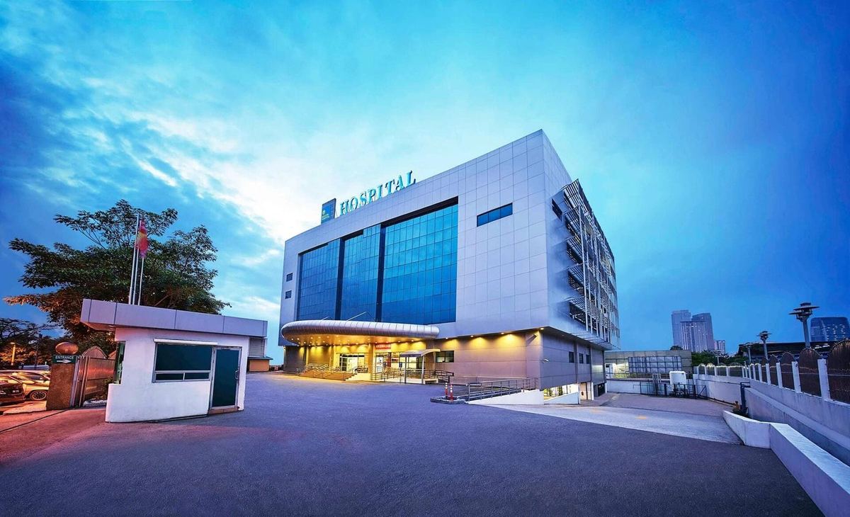 Beacon Hospital building and front driveway at dusk, Section 51, Petaling Jaya