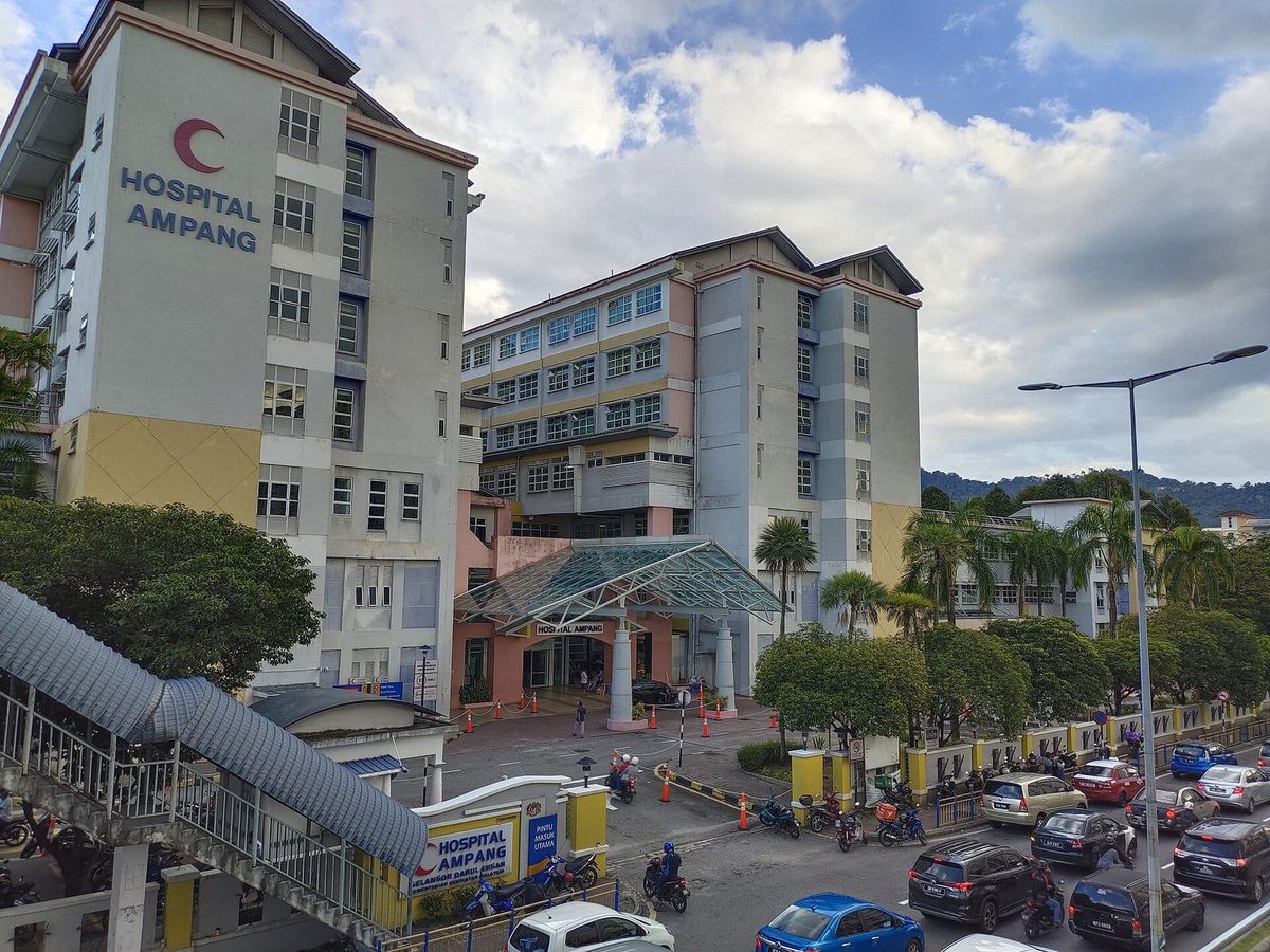 Hospital Ampang main tower and entrance canopy, Taman Pandan Mewah, Ampang