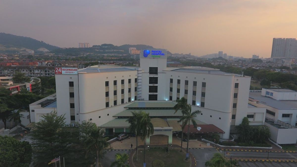 Pantai Hospital Ampang building and grounds at dusk, Pandan Indah