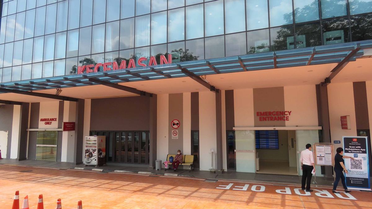Emergency entrance and drop-off at ParkCity Medical Centre, Desa ParkCity, Kuala Lumpur