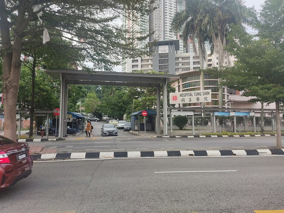 Gate and signage of Tung Shin Hospital on Jalan Pudu, Kuala Lumpur
