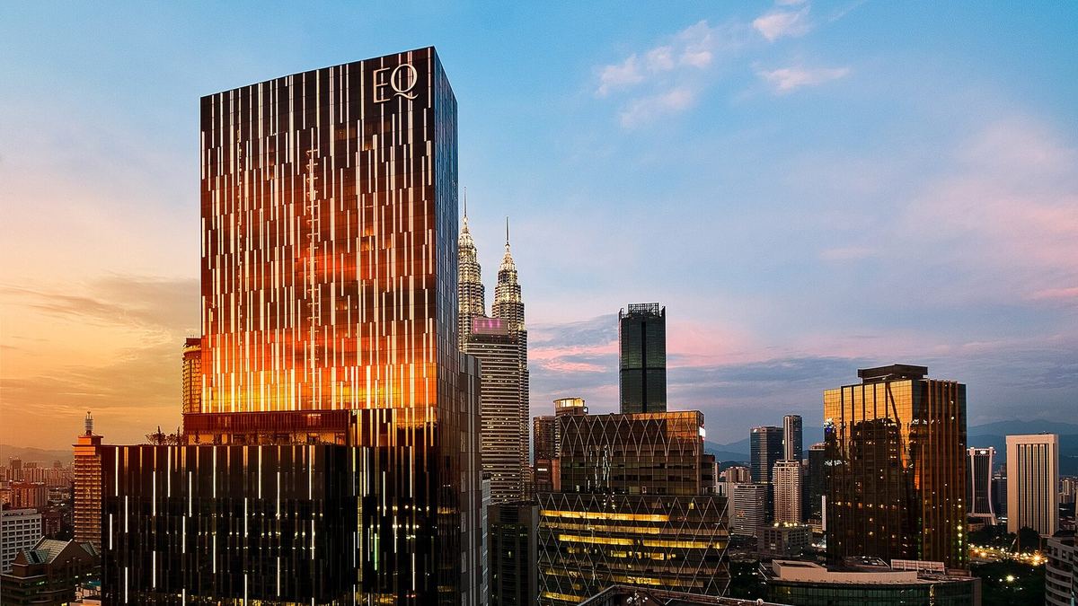 日落时分的 EQ Kuala Lumpur 酒店大楼，背后是双峰塔，吉隆坡