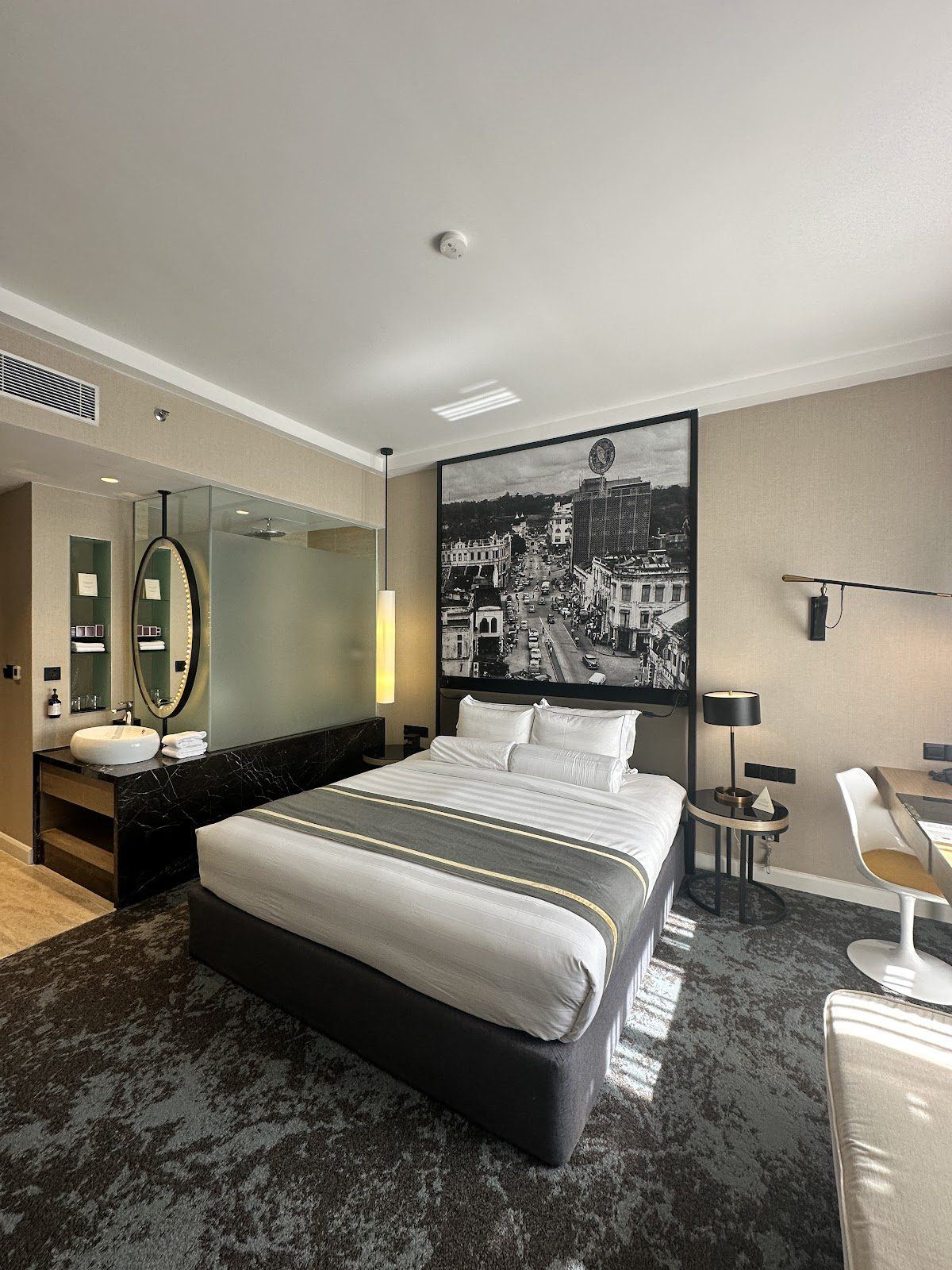 Hotel Stripes Kuala Lumpur 的客房，秋杰
