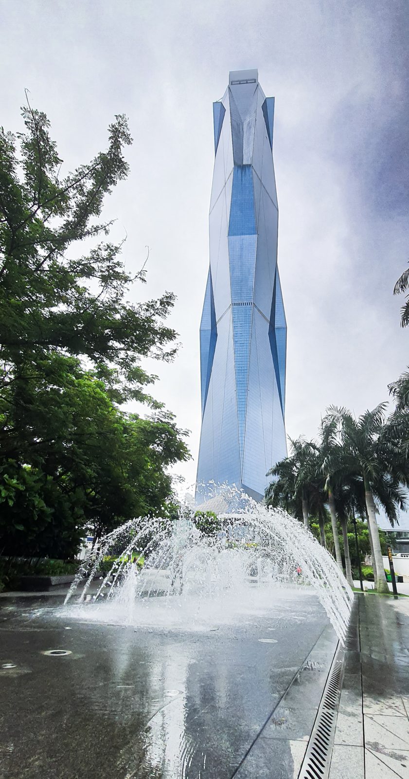 Gedung pencakar langit Merdeka 118, tempat Park Hyatt Kuala Lumpur berada, terlihat dari air mancur di dekat Stadium Merdeka