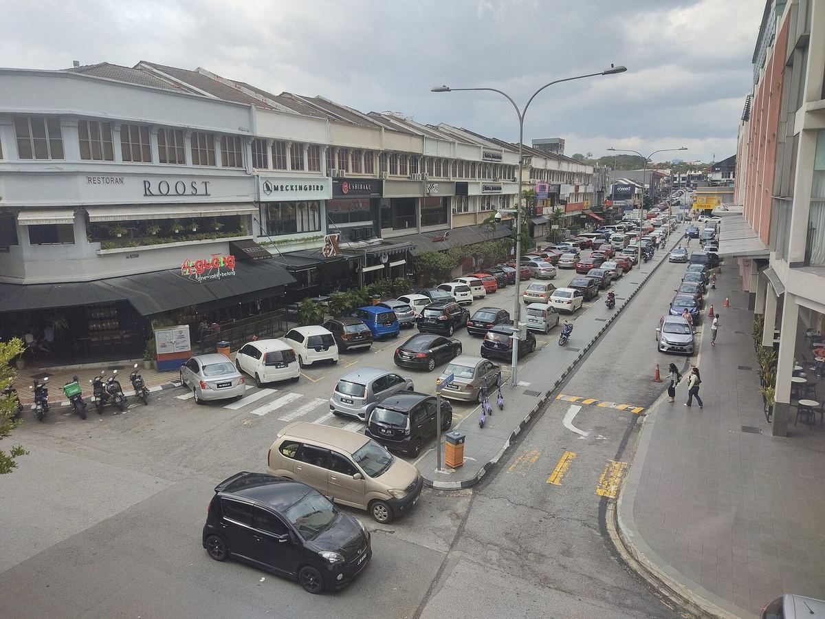 吉隆坡孟沙 Bangsar Baru 的一排店铺，Cuci Express Laundry 所在的社区