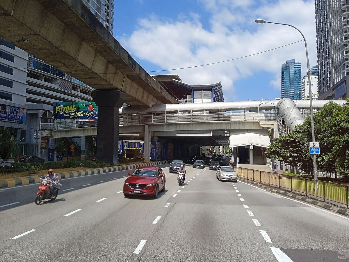 吉隆坡孟沙 LRT 站旁的 Jalan Bangsar，靠近位于 Jalan Bangsar Utama 1 的 Urban Laundry