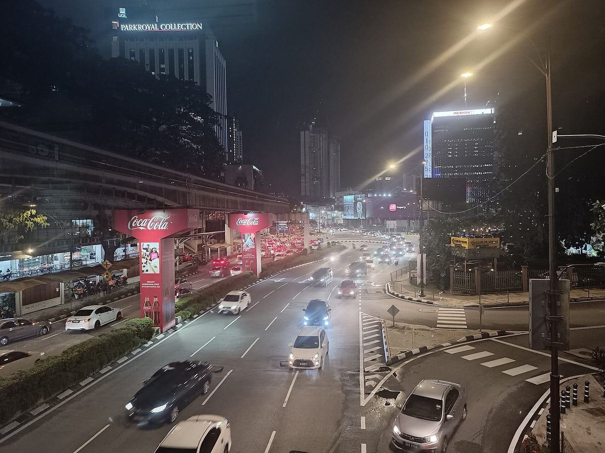 夜晚的吉隆坡 Jalan Imbi，YS Dry-Cleaning & Laundry 所在的路