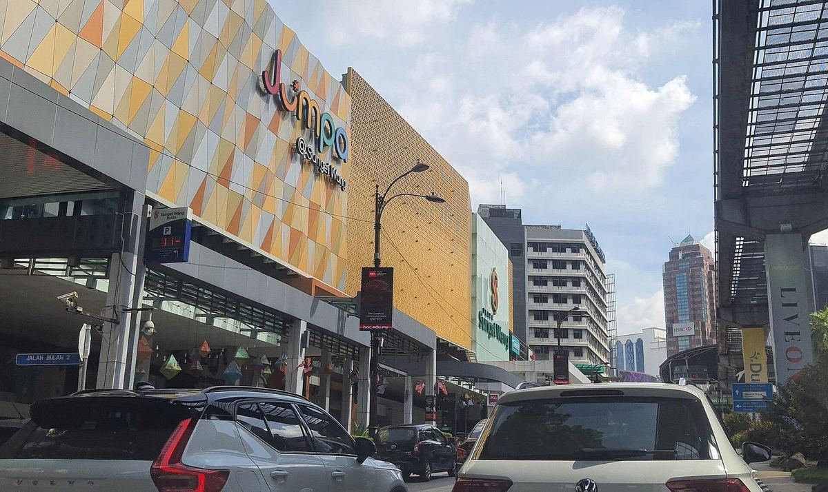 Renovated Sungei Wang Plaza facade, Bukit Bintang, Kuala Lumpur, home to the MaxMoney counter