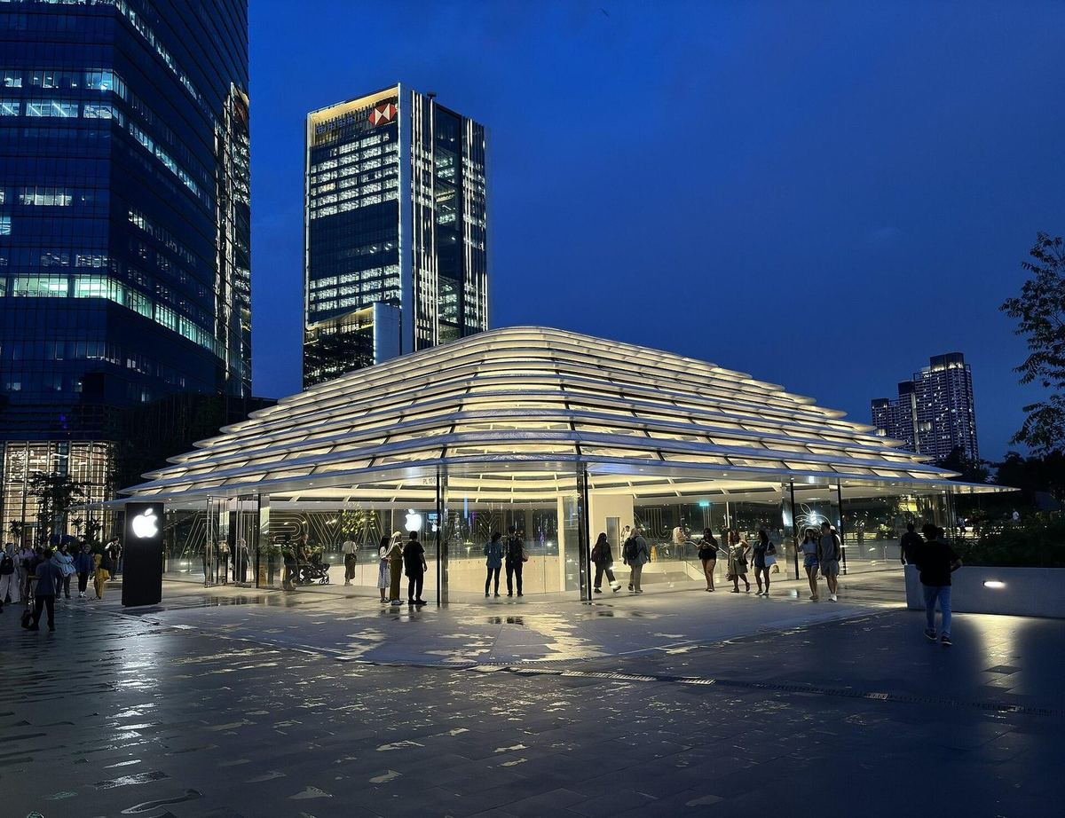 Pavilion kaca Apple The Exchange TRX ketika senja, Tun Razak Exchange, Kuala Lumpur