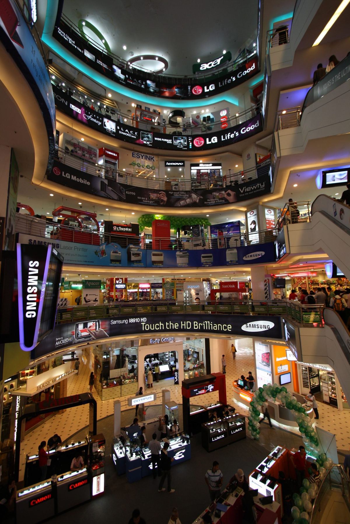 武吉免登 Plaza Low Yat（刘蝶广场）的中庭，两旁林立手机和电子产品店，是吉隆坡手机维修的中心