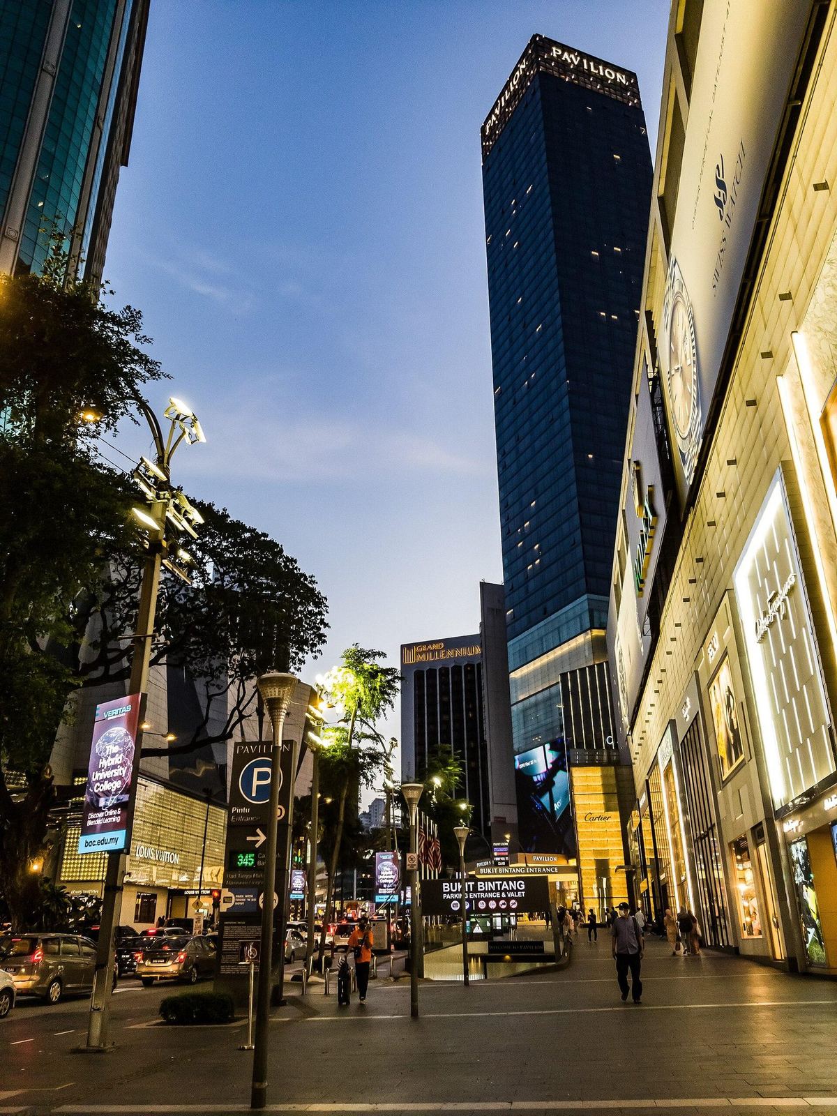 Pavilion Kuala Lumpur di Jalan Bukit Bintang ketika senja, lokasi pusat servis Machines