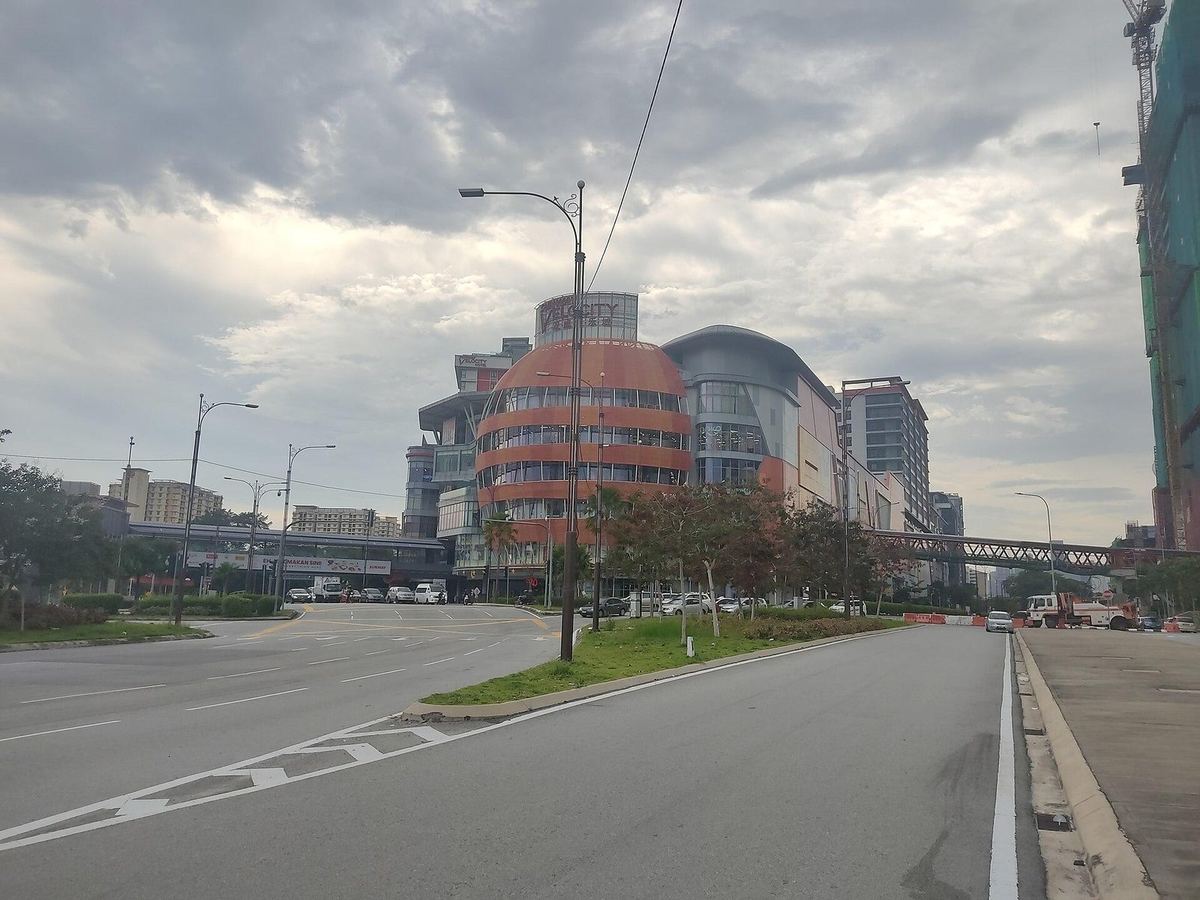 Bahagian luar Sunway Velocity Mall, Cheras, Kuala Lumpur, lokasi pusat servis Machines