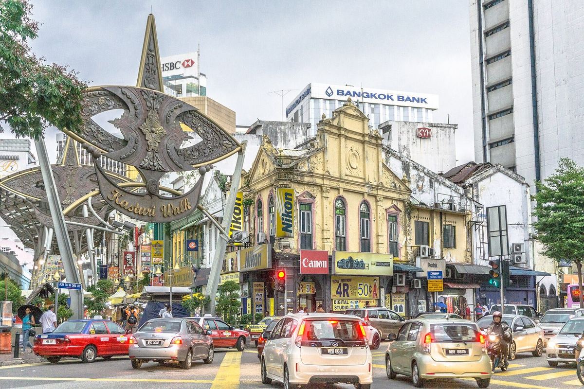 Gapura masuk Kasturi Walk berbentuk layang-layang wau di samping Central Market, Kuala Lumpur