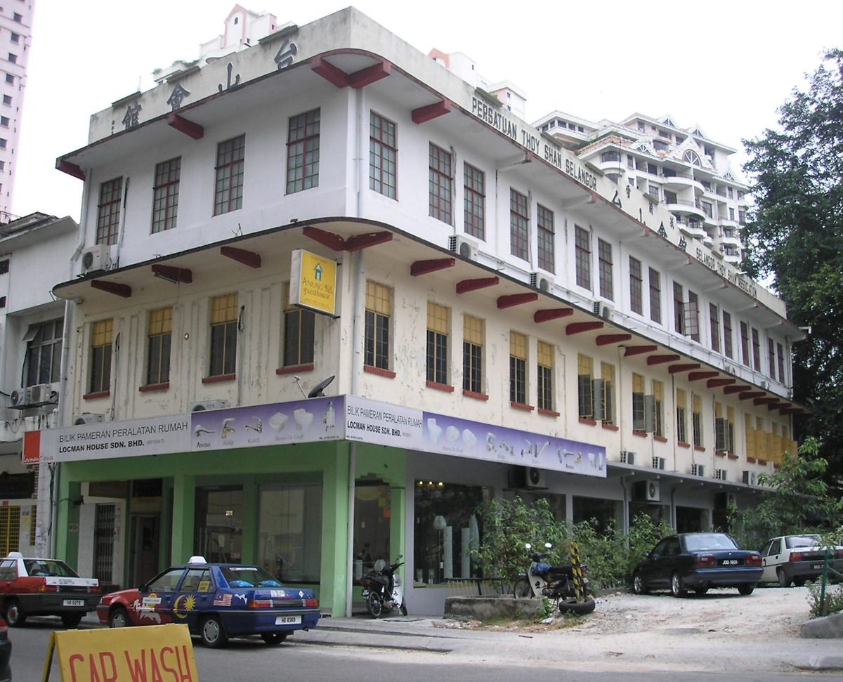 武吉免登 Jalan Tong Shin 上的雪兰莪台山会馆大楼，Chaang Thai Massage 就在这条街上