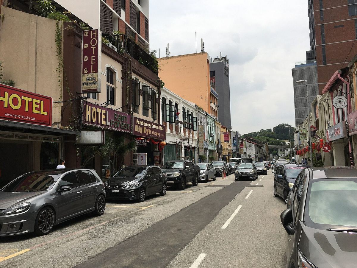 吉隆坡唐人街 Jalan Petaling（茨厂街）的店屋，Uroot Spa 就在这条街上
