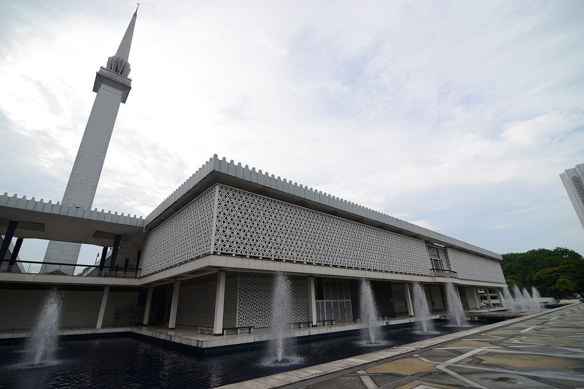 Masjid Negara (National Mosque) in Kuala Lumpur with its 73 m minaret, latticed facade and fountain pools