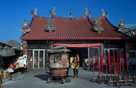 观音亭的庙宇立面、屋顶装饰和青铜香炉