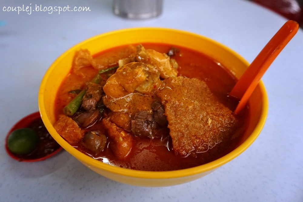 Lorong sempit gerai penjaja Madras Lane dengan peniaga menghidangkan yong tau foo dan laksa