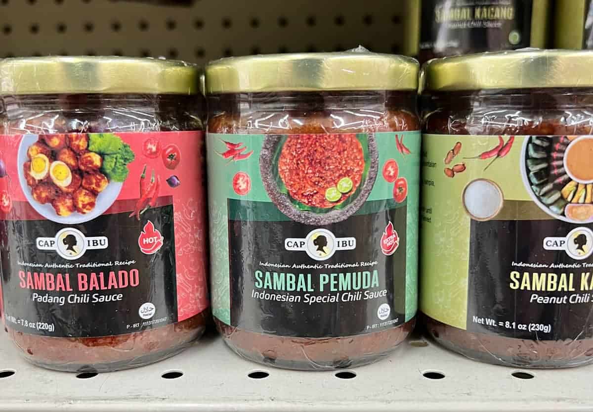 Toples sambal dan bumbu kari Malaysia di rak supermarket