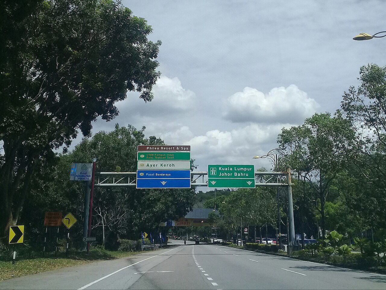 Car repair in Melaka: Lebuh Ayer Keroh with overhead signs to Ayer Keroh, the city centre and the North-South Expressway to Kuala Lumpur and Johor Bahru