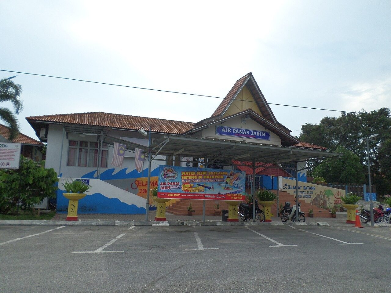 The entrance building of Air Panas Jasin, the Jasin Hot Spring, with its car park in front