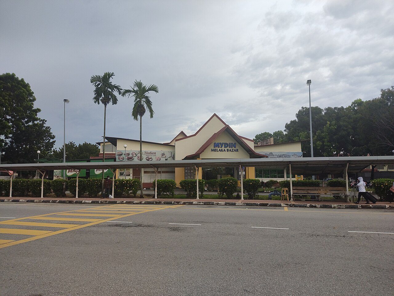 The Mydin Melaka Bazar store beside the Melaka Sentral bus terminal, one of the supermarkets in Melaka, behind a covered walkway
