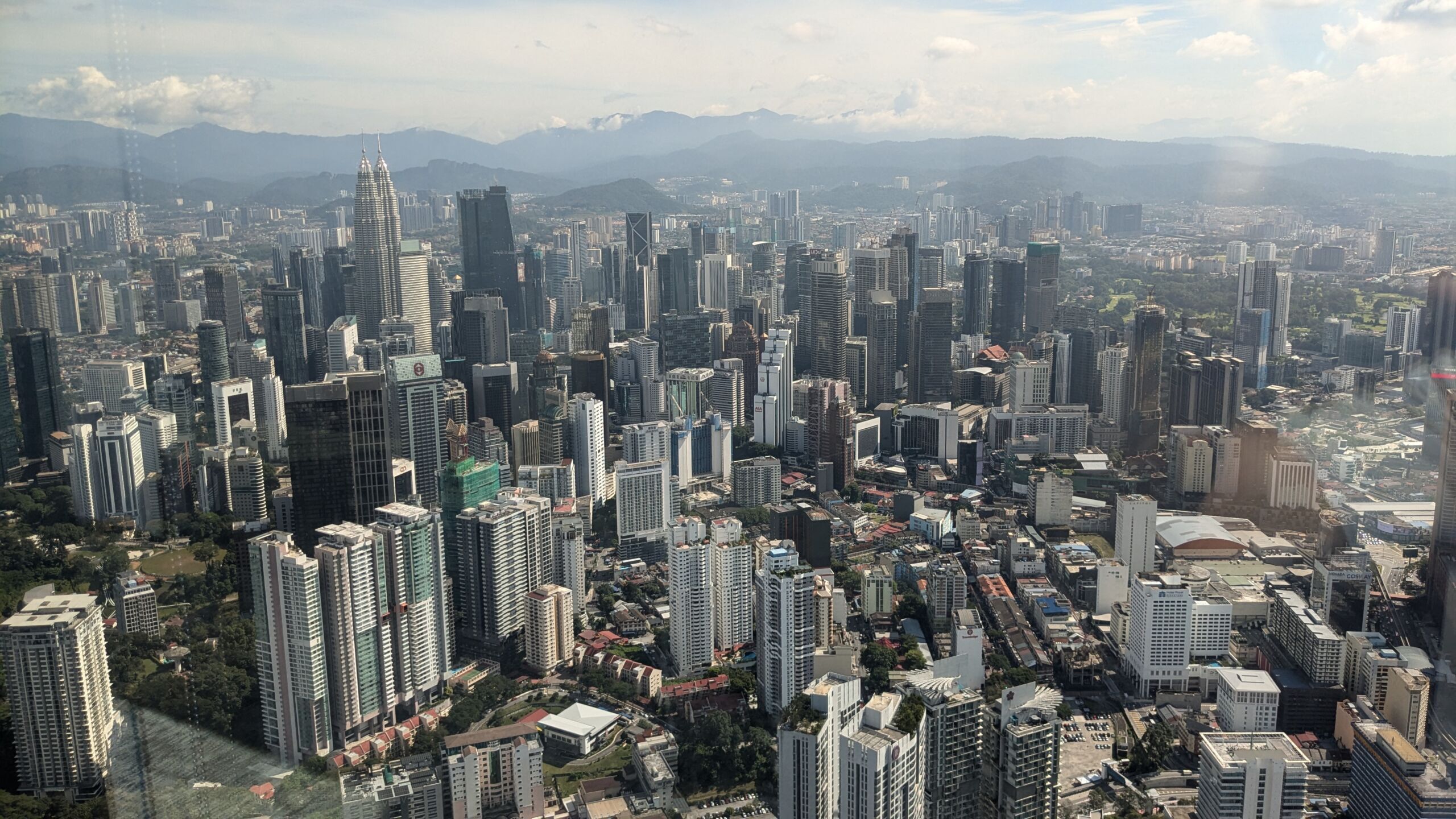Pemandangan dari ketinggian di atas cakrawala Kuala Lumpur ke arah Menara Berkembar Petronas