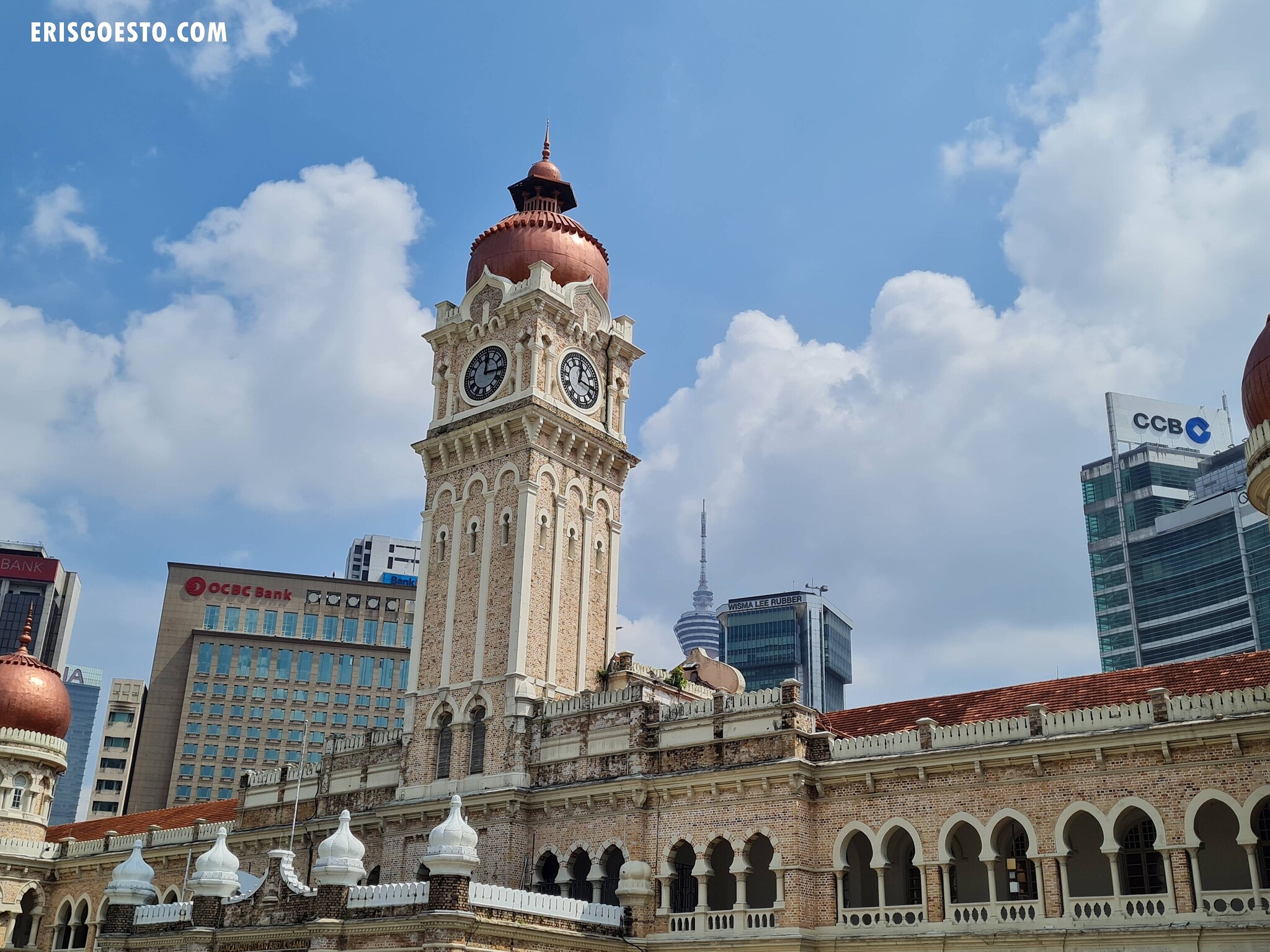 Menara jam dan kubah tembaga Gedung Sultan Abdul Samad yang menghadap Dataran Merdeka