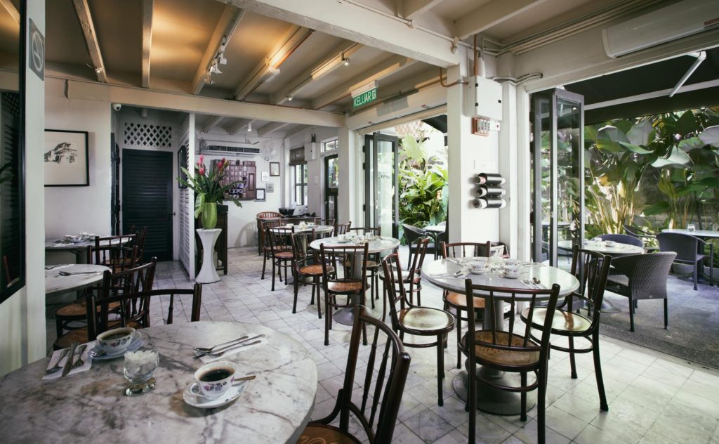 乔治市 Muntri Mews 酒店内 Mews Cafe 的庭院用餐区