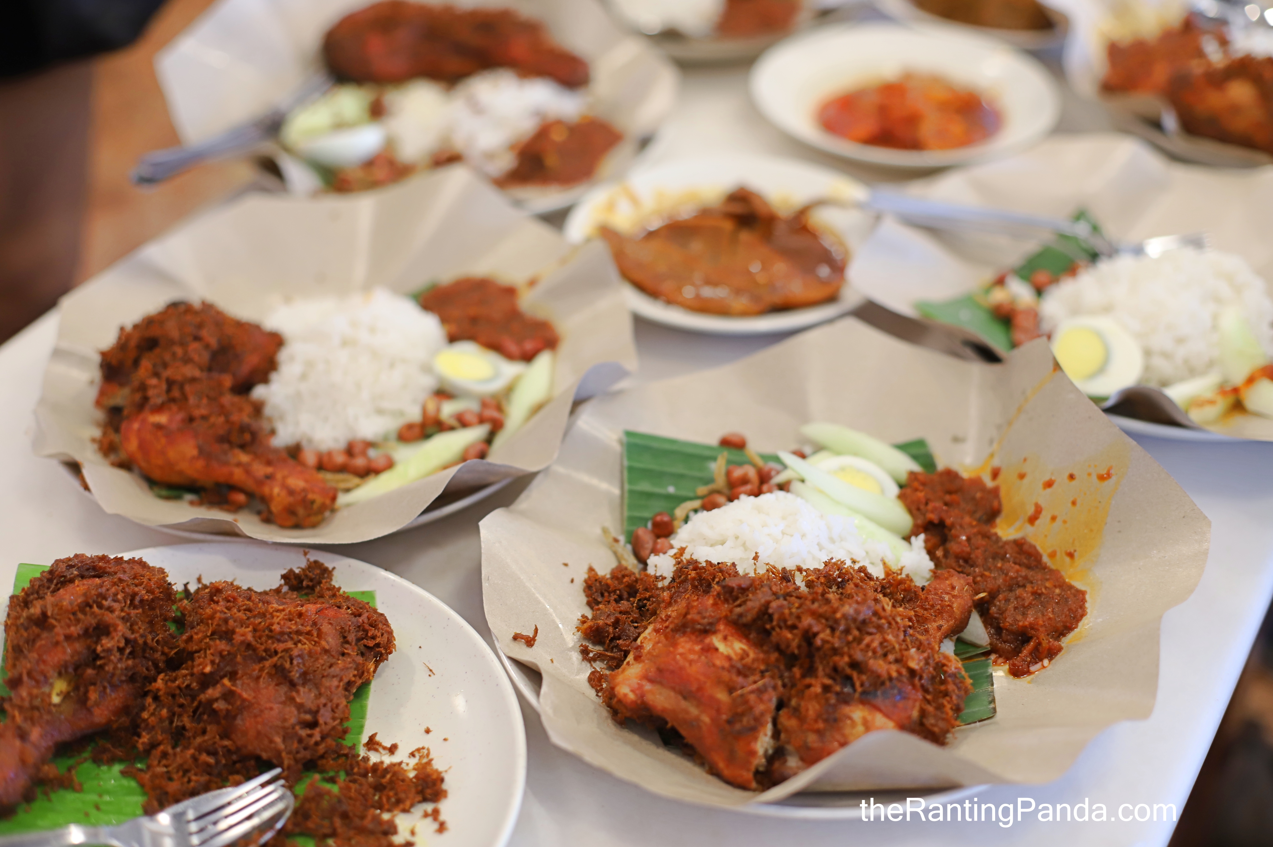 Nasi lemak Village Park dengan ketulan besar ayam goreng rangup keemasan, sambal, nasi dan pelengkap