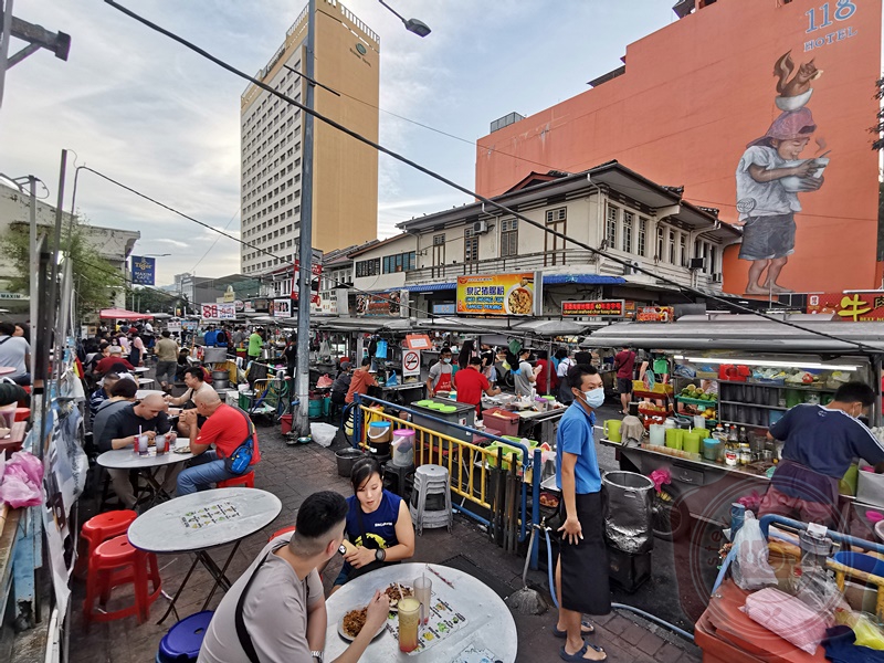 Pemandangan kios hawker New Lane di malam hari dari tepi jalan