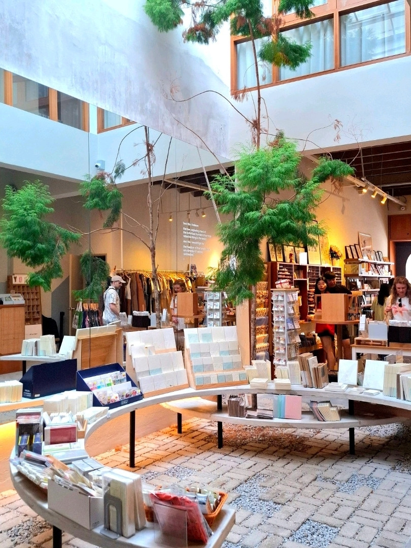 Alat tulis, cetakan seni, dan barang Jepang di toko pilihan P.66 di Campbell Street, Penang